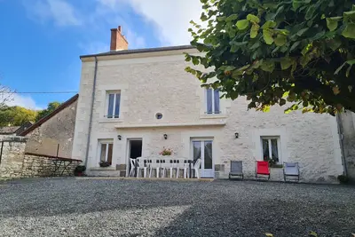 Gîte spacieux près du zoo de Beauval avec cour privative, terrasse, et équipements complets