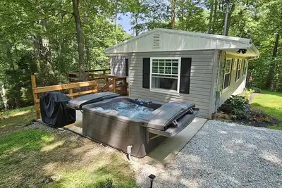 'Top of the Hill' Cute and Cozy Cottage with Hot Tub!