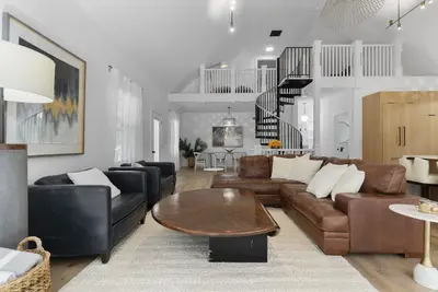 Image de Stunning 14 Acre Modern Villa with Sunroom