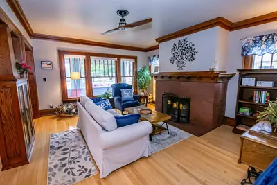 Image de Turn of the Century Craftsman Home minutes to Downtown and the Beach