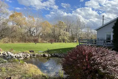 Image de Large yard, deck, fireplace, 4 minutes to town
