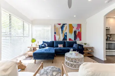 Image de 2 br cottage w/ martini pool and large outdoor space. Free parking