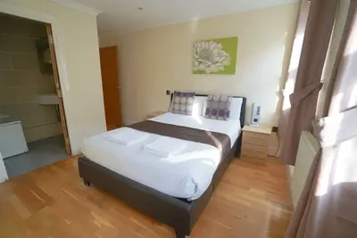 Image de *Reduced* Zone 1 Waterloo Apartment w/ En-suite