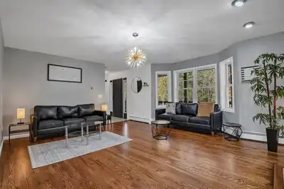Image de Picturesque, Cozy & Fun ~ GameRoom ~ Spacious Yard