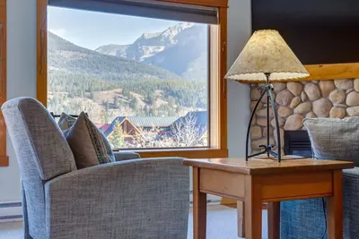 Image de Heart of Canmore - Pet Friendly w/ Rooftop Hot Tub