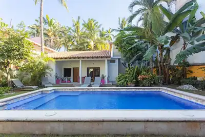 Hacienda Style. A block from the beach, 5 minutes walking to main plaza.
