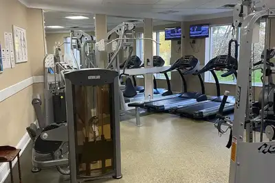 Image de 5 mins to yyz family sized condo mins away to all local highway