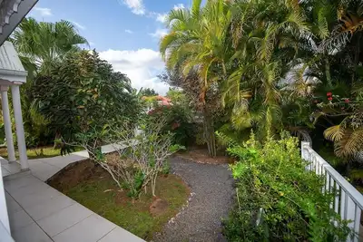 Image de Studio totalement indépendant attenant à la maison principale. Baie-Mahault.