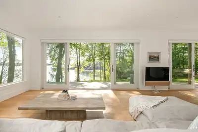Image de Luxurious island home on the water, 30 minute ferry ride from Portland Maine