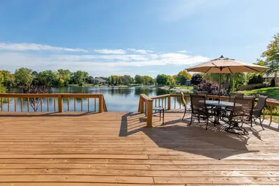 Image de Cozy 5-bedroom with lake views and spacious deck
