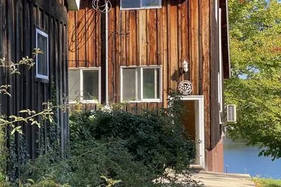 Image de Renovated lake cabin w\/ raised deck & screened in porch, close to town & skiing!