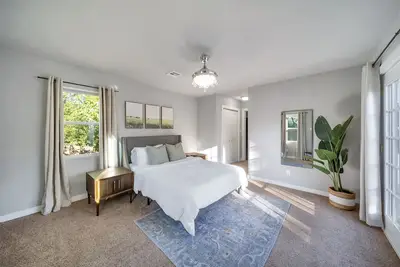 Image de Expo Square 2 block walk, 10 min drive to Down town + Game room