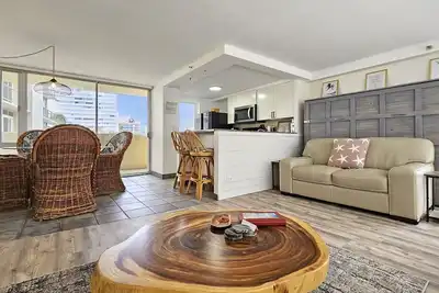 Image de Remodeled in 2022, Diamond Head 2 Bedroom Oceanfront condo