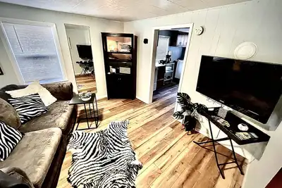 Peaceful Oasis & close to town, laundry, dog ok
