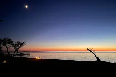 Image de Waterfront Stunning Beach Home with Amazing Sunset Views