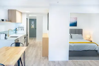 Image de The Downtown - Stylish 2-Bedroom Coastal Apartment with Balcony, Walking Distance to Mount Maunganui Beach, Secure Parking, Ideal for Couples and Families