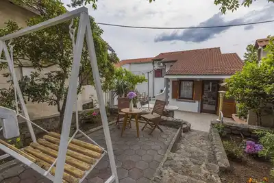 Image de Cozy modern apartment with a large yard and pool