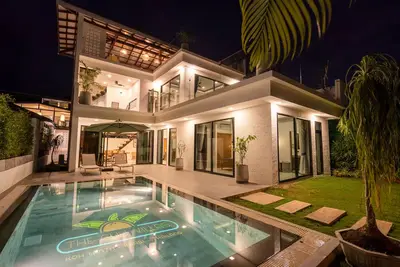 Image de Nouvelle villa avec piscine privée de style balinais et vue sur la mer!
