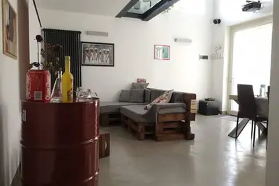 Image de Navigli large designer Loft with private patio.