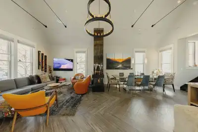 Image de Large Downtown Home on Main Street with Hot Tub by InvitedHome