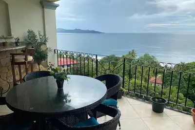 Image de Flamingo  Beach condo, roll down hill to the best beach we have found!