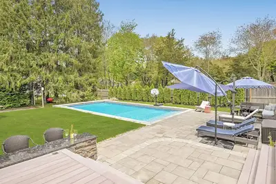 Image de 6br, Saltwater Pool, Bocce, Hot Tub, Sauna. Walk to beach, minutes to vineyards!