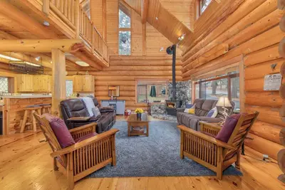 Image de Soaring Pines Lodge-Log Cabin, Hot Tub, Pool Table