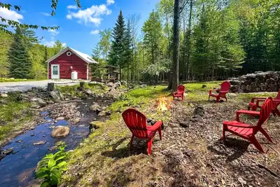 Image de Little Red Cabin by the Brook- 5m to Waterfall