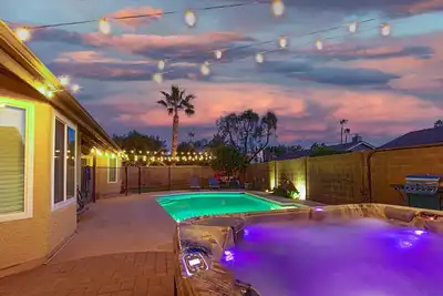 Image de King Bed - Downtown Gilbert - Hot Tub, Pool, Entertainment, Arcades + Projector!