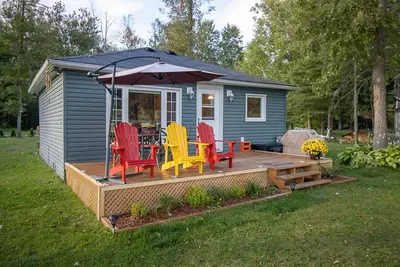 Image de Savi By The River - Cozy & Affordable 1Br Cottage plus Bunkie w\/ Watercraft, Deck, Firepit