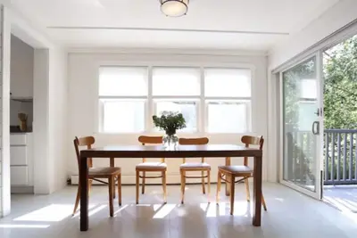 Image de Mid-Century Chic Lakeside Retreat