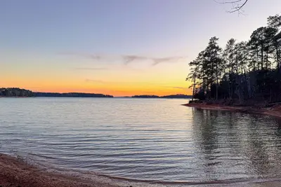 Image de “Our Happy Place” on Lake Hartwell: Ready for you to relax and unwind!