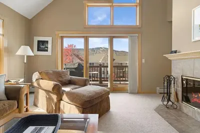 Image de Summit View Townhouse 1mi to Mt Snow w/ Fireplace!