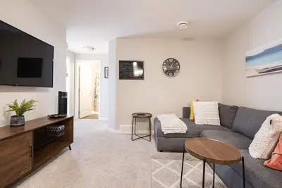 Image de Cozy & Comfortable two bedroom guest suite with free parking