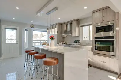 Image de Rare find 6 bedroom 3 full bath newly renovated and new furniture and beds