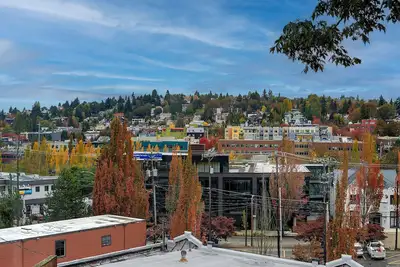Lovely condo overlooking the Fremont Bridge
