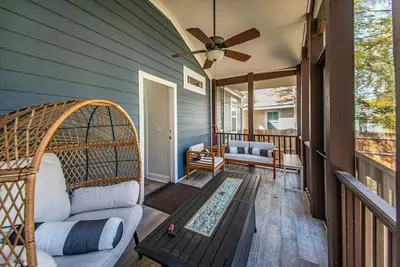 Image de The Downtown Chalet w/ Fenced Backyard