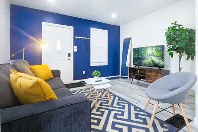 Image de Navy gold dream - 2 bedroom house w/ work station