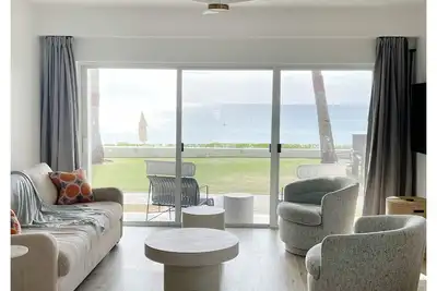 Image de Luxury Designer Seven Mile Beachfront Condo Townhouse -Direct Walk-out to Beach!