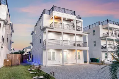 Image de Breathtaking Beach House – 3-Min Walk to the Sand! Private Pool & Firepit