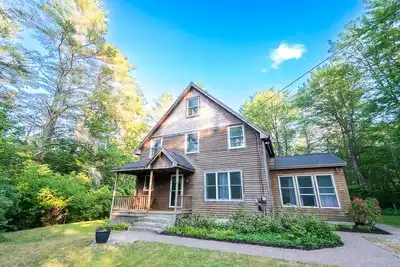 Image de Stylish and Sun Filled Home With Tripp Pond Access