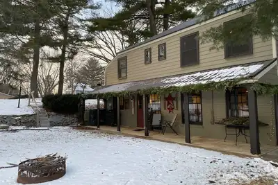 Image de Historic lake home right in town with lots of room inside and out