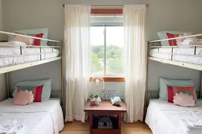 Image de 500 feet to the Beach, Full house with Stocked Kitchen, Linens & Beach Supplies