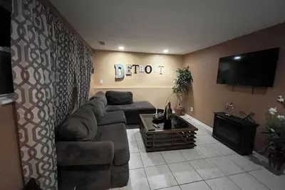 Image de Ideal for monthly stays. Short term rentals will receive 20% off booking.