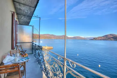 Image de Lago Magico Pied Dans L' Eau, Arona, Italy