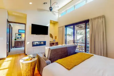 Image de Luxe lakeside cabin with outdoor kitchen, alfresco dining & soaking tub