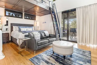 Image de Modern lakeside cabin with loft, outdoor kitchen, alfresco dining, soaking tub