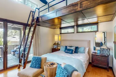 Image de Lakeside dog-friendly cabin with loft, Wfh desk & outdoor kitchen