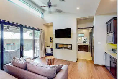 Image de Lakeside cabin with outdoor kitchen\/dining, firepit, Wfh desk, soaking tub