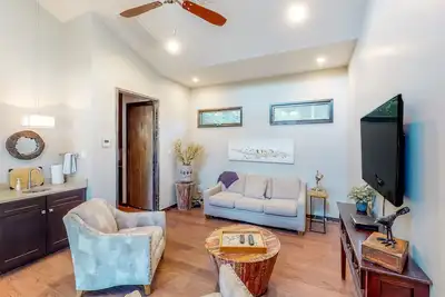 Image de Lakeside cabin with outdoor kitchen\/living, soaking tub, outdoor shower